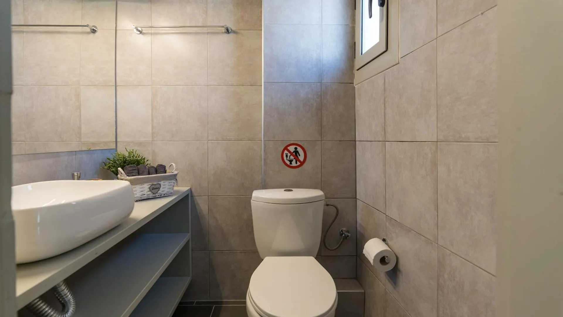 Platon Central Apartment Lixouri 0*,